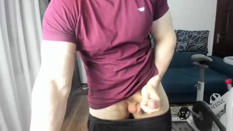 Snapshot of urgymcrush chatting on February 12, 10:37 pm UrGymCrush online show from February 12, 10:37 pm