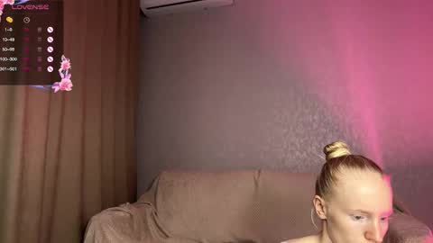 ElizabethLizy online show from October 14, 7:03 pm