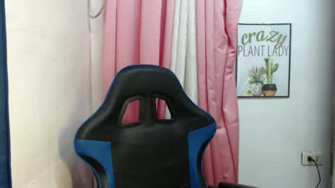 Snapshot of urlovely_sofie chatting on November 24, 4:51 pm Sofie online show from November 24, 4:51 pm