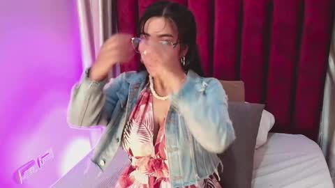 Snapshot of vaialowell chatting on February 20, 7:03 pm VaiaLowell online show from February 20, 7:03 pm