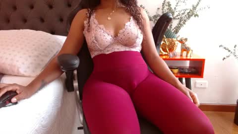 Valen Ferrer online show from April 11, 6:45 pm