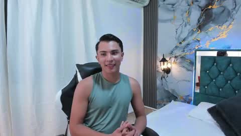 Snapshot of valentino_luxury chatting on April 14, 2:28 am Valentino online show from April 14, 2:28 am