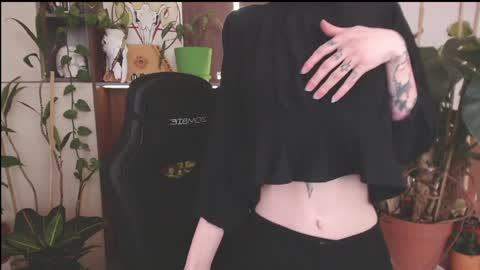 Snapshot of vampire_valentine chatting on March 31, 8:59 am Mollyy Valentine online show from March 31, 8:59 am