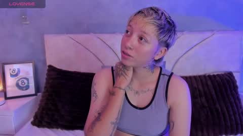 vane_grey online show from May 24, 7:19 pm