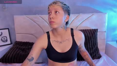 vane_grey online show from May 25, 8:37 pm