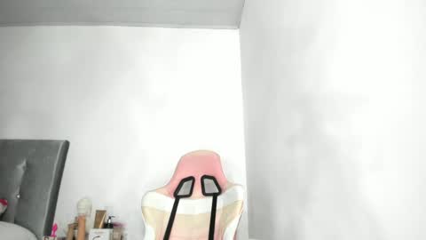 vanelikrose online show from May 8, 5:57 am