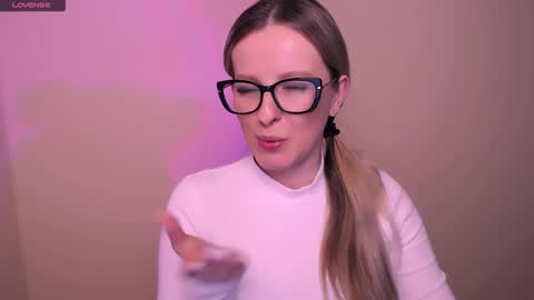 Mia online show from March 12, 6:03 pm