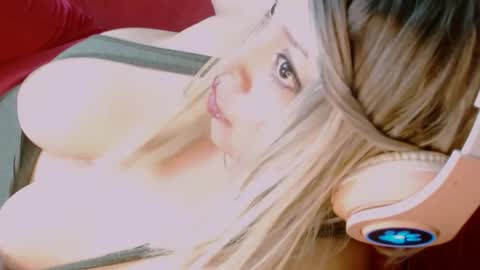 Snapshot of vanne_amet chatting on May 13, 2:42 am free follow me online show from May 13, 2:42 am