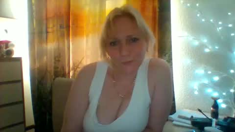 velka_raspberry online show from May 21, 4:25 pm