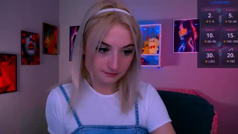 Snapshot of venezia_barton chatting on May 15, 7:10 pm venezia_barton online show from May 15, 7:10 pm