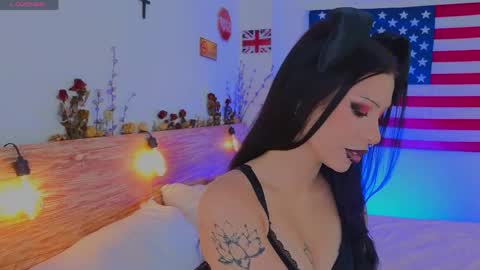 Snapshot of venomeowww_ chatting on May 30, 5:15 am Vivian online show from May 30, 5:15 am