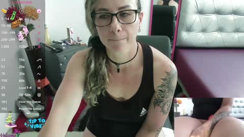 Snapshot of vickysexyx chatting on December 10, 7:43 pm Valentina online show from December 10, 7:43 pm