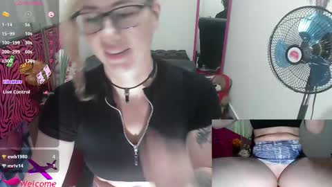 Snapshot of vickysexyx chatting on October 21, 8:20 pm Valentina online show from October 21, 8:20 pm