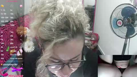 Snapshot of vickysexyx chatting on November 25, 7:58 pm Valentina online show from November 25, 7:58 pm