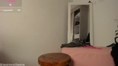 Victoria Santos online show from July 15, 9:31 pm
