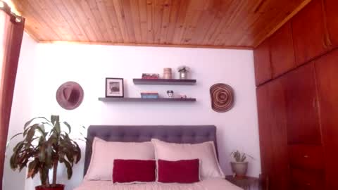 VICTORIA MARTELO online show from April 8, 3:45 pm