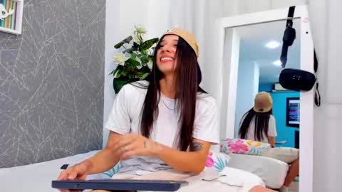 viictoriiasaenz online show from June 2, 1:18 am