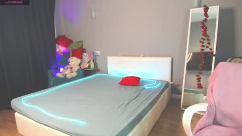 Hello guys I am Vikky Krauss not Vicky online show from December 2, 6:09 am