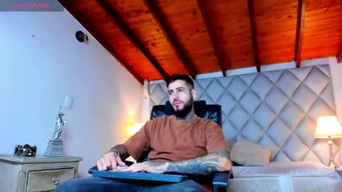 Snapshot of vincentsartori chatting on April 13, 12:32 pm Vincent Sartori online show from April 13, 12:32 pm