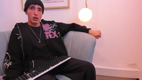 Snapshot of vinniematte chatting on February 8, 3:08 am vinniematte online show from February 8, 3:08 am