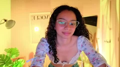 Snapshot of violet__15 chatting on July 1, 6:40 pm violet__15 online show from July 1, 6:40 pm