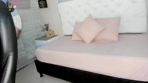 Snapshot of violet___fox chatting on November 21, 4:00 am Violet online show from November 21, 4:00 am