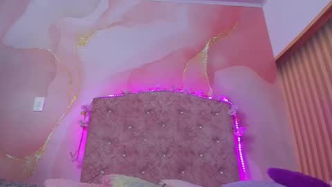 Snapshot of violet__taylor_ chatting on January 19, 2:15 am violet__taylor_ online show from January 19, 2:15 am