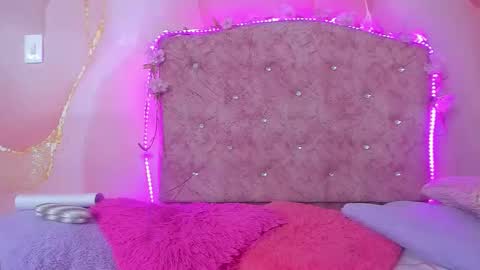 Snapshot of violet__taylor_ chatting on March 2, 2:25 am violet__taylor_ online show from March 2, 2:25 am