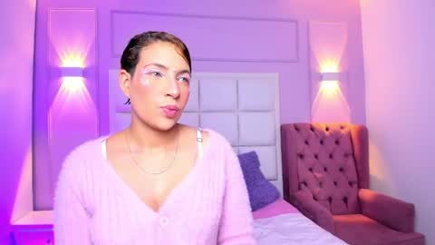 violet_and_skylee online show from May 22, 8:36 pm