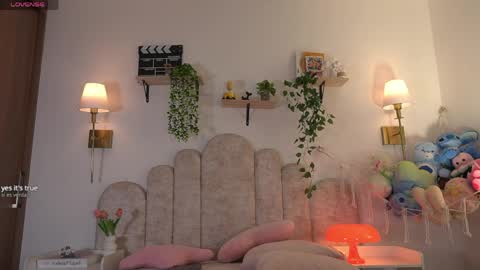 violeth___ online show from April 15, 1:07 pm