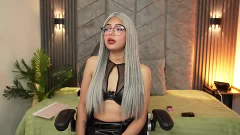 viollettebylyly online show from October 3, 12:24 pm