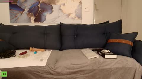 Vivian online show from February 19, 9:00 pm