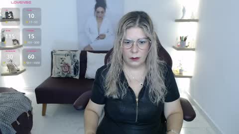 Snapshot of wet_liss chatting on June 7, 5:38 pm Diva online show from June 7, 5:38 pm