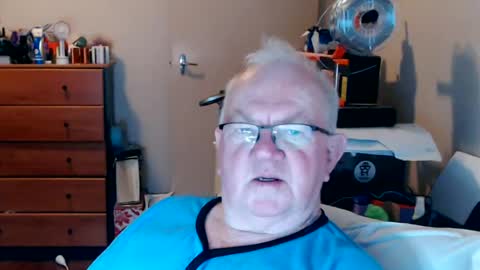Snapshot of wetroller chatting on June 25, 11:15 am Wetroller online show from June 25, 11:15 am
