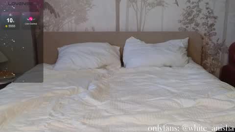 Anisha online show from April 15, 1:29 pm