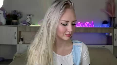 Whitekittykitten online show from February 12, 3:29 pm