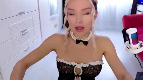 WhiteLaBunny online show from February 8, 7:01 am