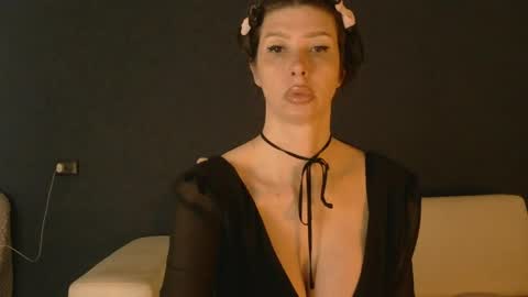 White Queen online show from May 24, 5:45 am