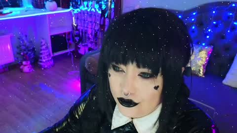 Snapshot of wickedxqueen chatting on January 1, 8:26 pm Laura online show from January 1, 8:26 pm