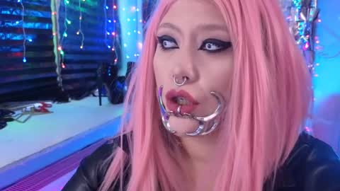 Snapshot of wickedxqueen chatting on March 2, 5:44 am Laura online show from March 2, 5:44 am