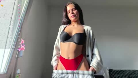 Mia online show from February 8, 3:04 pm