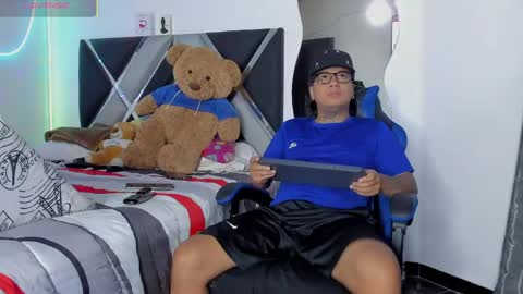 winniepooh_69 online show from May 9, 10:48 pm