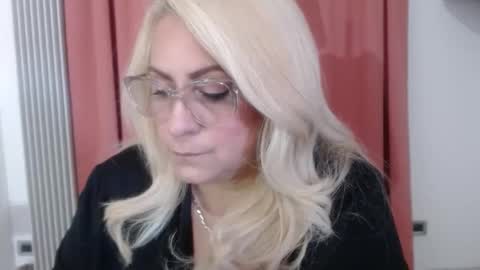 Snapshot of xelenaxx chatting on February 20, 9:43 am Elena online show from February 20, 9:43 am