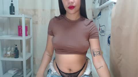 Snapshot of xmaxie_ chatting on April 26, 6:44 am Maxie online show from April 26, 6:44 am