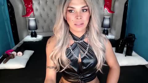 Snapshot of xnaughty_haileyx chatting on March 1, 4:37 am Hailey online show from March 1, 4:37 am