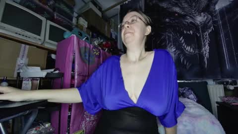 xnicetitsx online show from December 17, 7:25 am