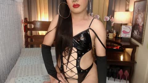 QUEENCY online show from April 5, 10:40 pm