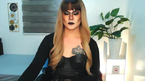 Snapshot of xyournightmarequeenx chatting on June 18, 4:33 pm QueenMarina online show from June 18, 4:33 pm