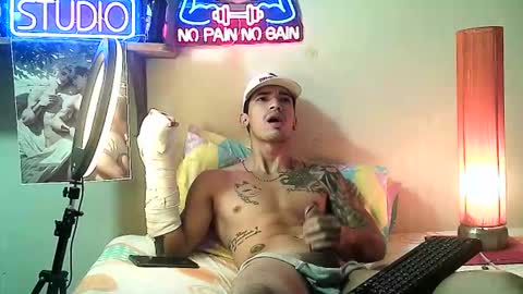 Snapshot of yeisoncastellanos1999 chatting on January 8, 12:13 am yeisoncastellanos1999 online show from January 8, 12:13 am