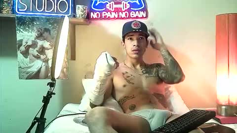 Snapshot of yeisoncastellanos1999 chatting on January 18, 9:35 am yeisoncastellanos1999 online show from January 18, 9:35 am